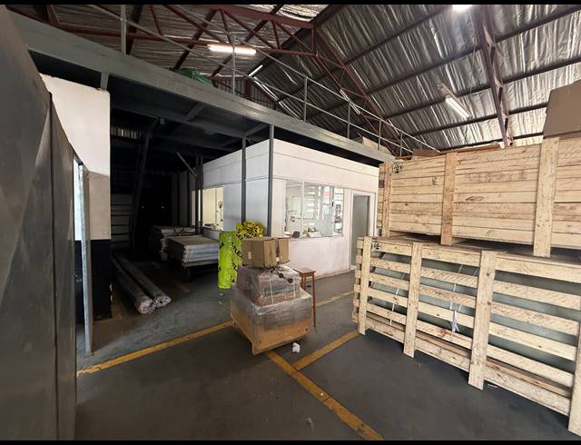 1,265M² WAREHOUSE TO LET IN JET PARK